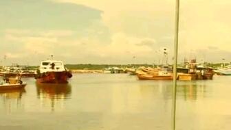 鏟車助推8200噸散貨船“遠景發展”氣囊上排下水，吉水接水順利